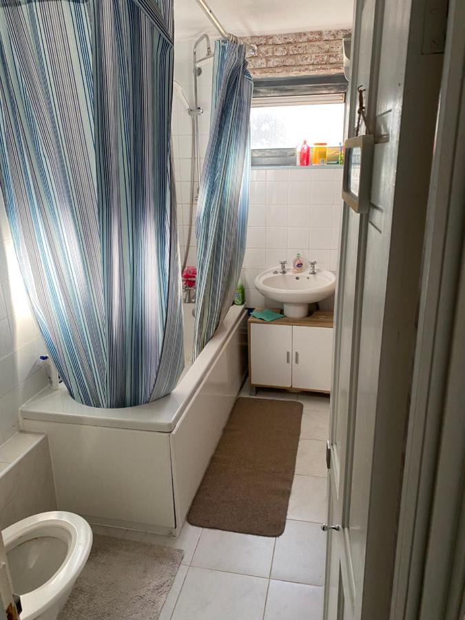 Bed and Breakfast First Choice Great Harrowden Екстер'єр фото
